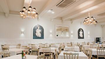 Daily continental breakfast (EUR 9.50 per person)