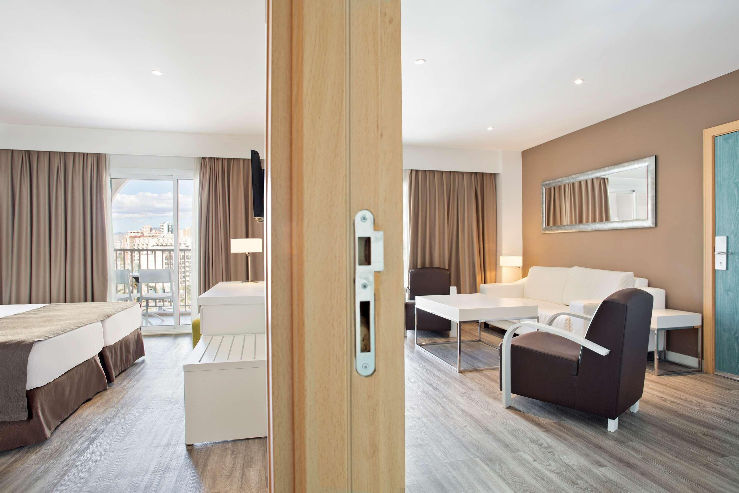 Escritorio, wifi gratis y ropa de cama 