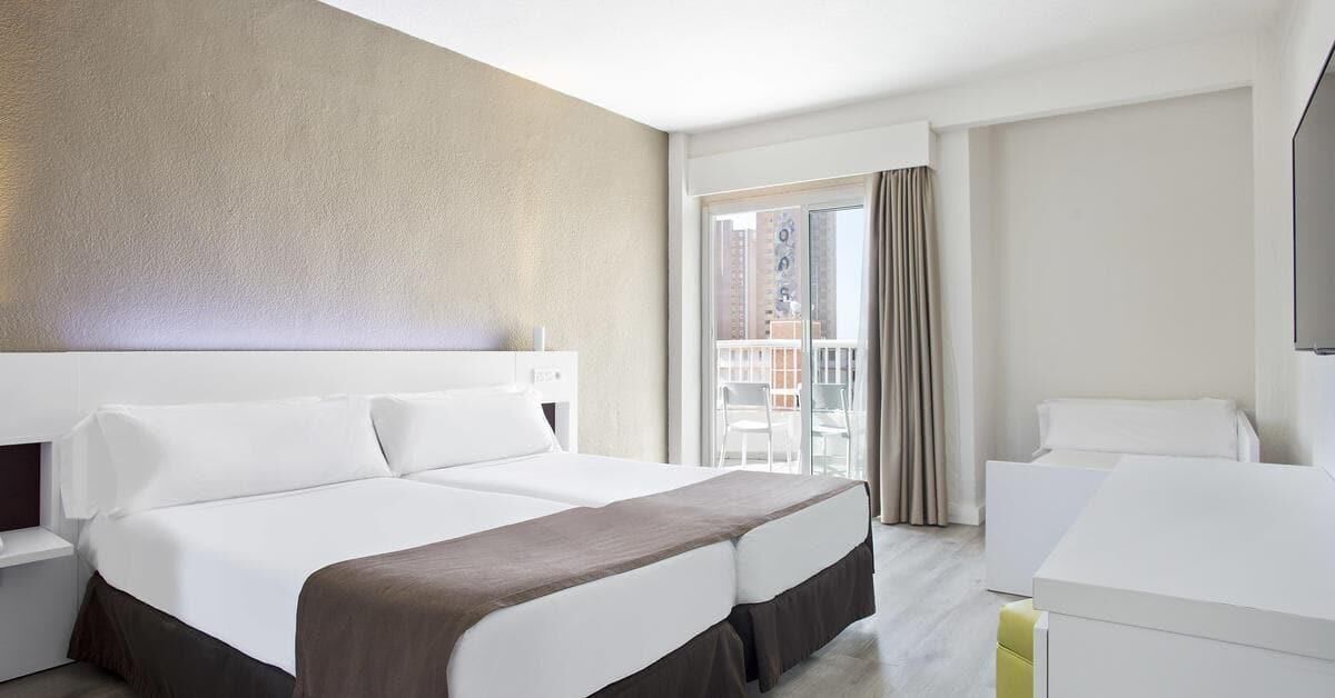 Escritorio, wifi gratis y ropa de cama 