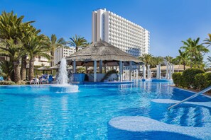 4 bares, bar en la piscina, bar junto a la piscina