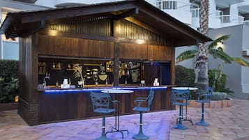 4 bars/lounges, een swim-up bar, een poolbar