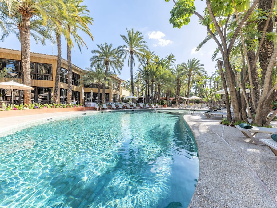Piscine extérieure, chaises longues