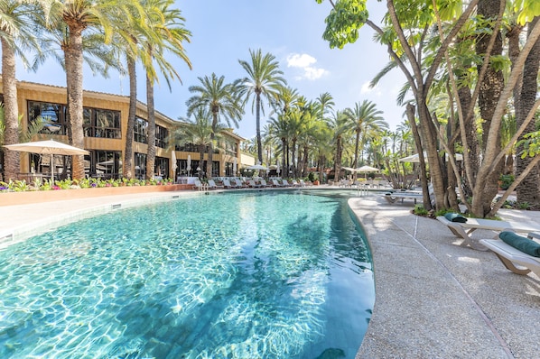 室外游泳池,提供日光浴躺椅