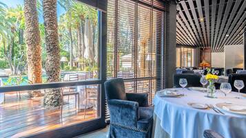 Serveert lunch, diner, Mediterrane gerechten, uitzicht op het zwembad