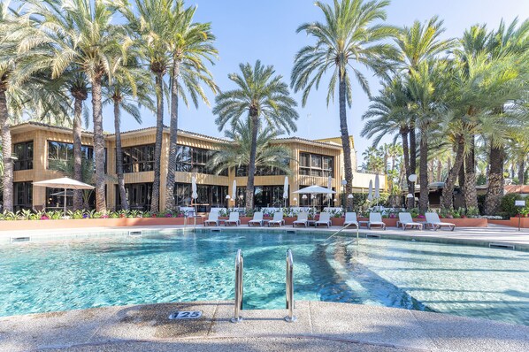 Outdoor pool, pool loungers