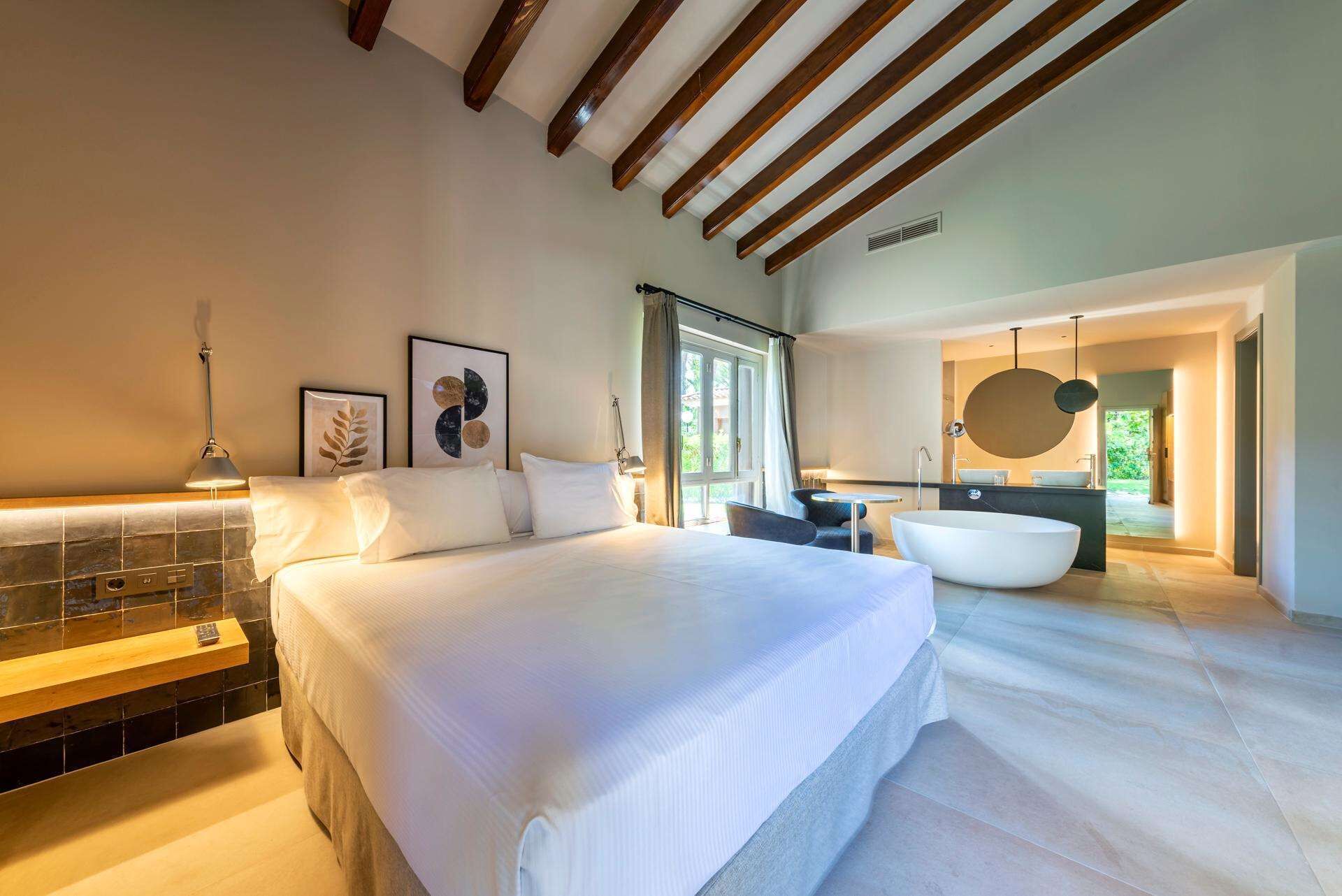 Minibar, caja de seguridad en la habitación y decoración personalizada 