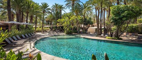 Utendørsbasseng og solsenger