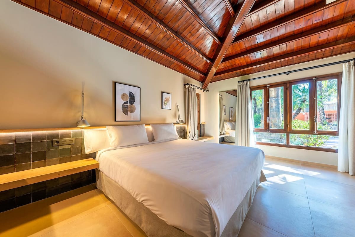 Minibar, safe på rommet, individuelt dekorert og skrivebord