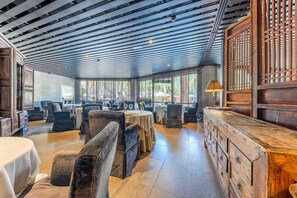 Dîner, souper et brunch servis sur place, vue sur la piscine 