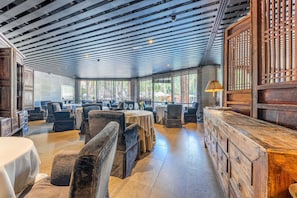Dîner, souper et brunch servis sur place, vue sur la piscine