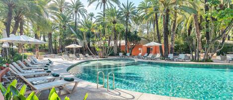 Outdoor pool, pool loungers