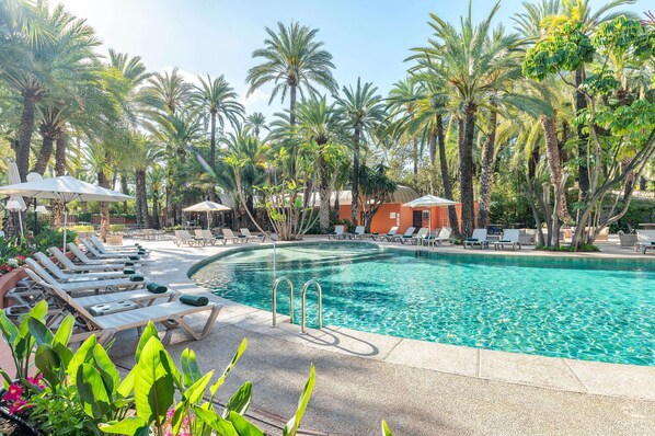 Piscine extérieure, chaises longues