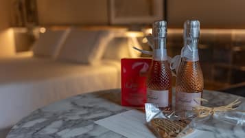 Dos botellas de Freixenet, vino espumoso, sobre una mesa de mármol con un menú y galletas.
