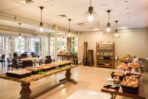 Petit déjeuner buffet (15 EUR par personne)