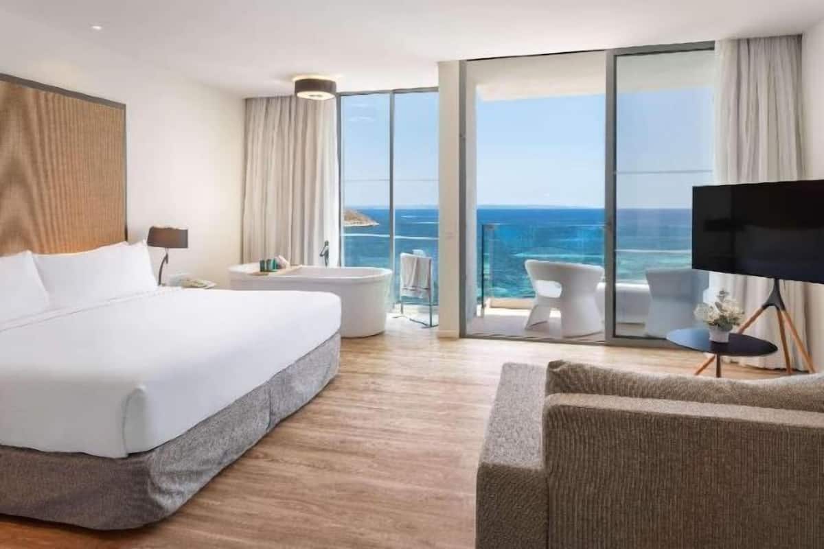 1 bedroom, premium bedding, minibar, in-room safe