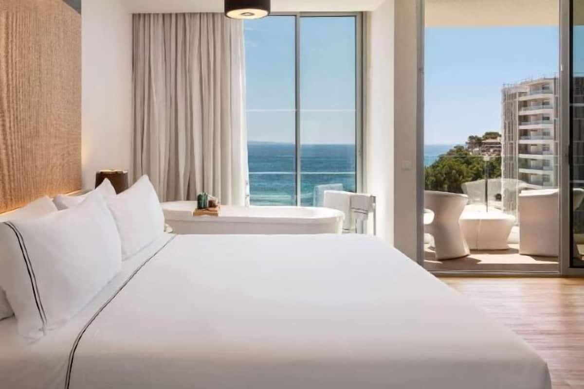 1 bedroom, premium bedding, minibar, in-room safe