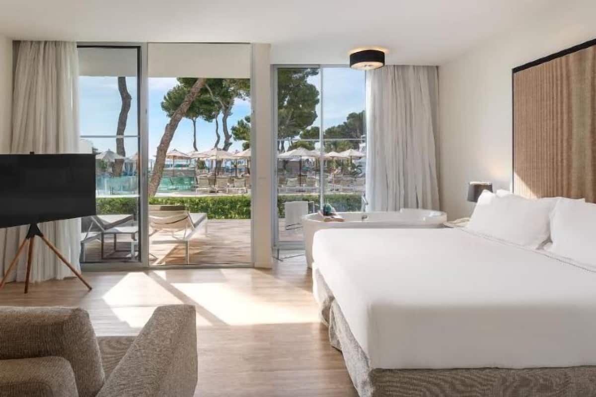 1 bedroom, premium bedding, minibar, in-room safe