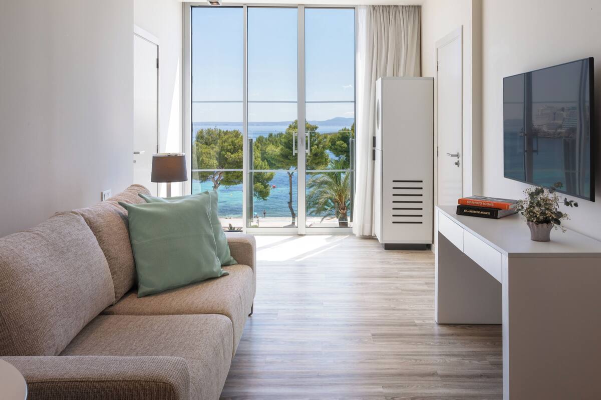 the level, grand suite | living area | 32-inch flat-screen tv with satellite channels, tv