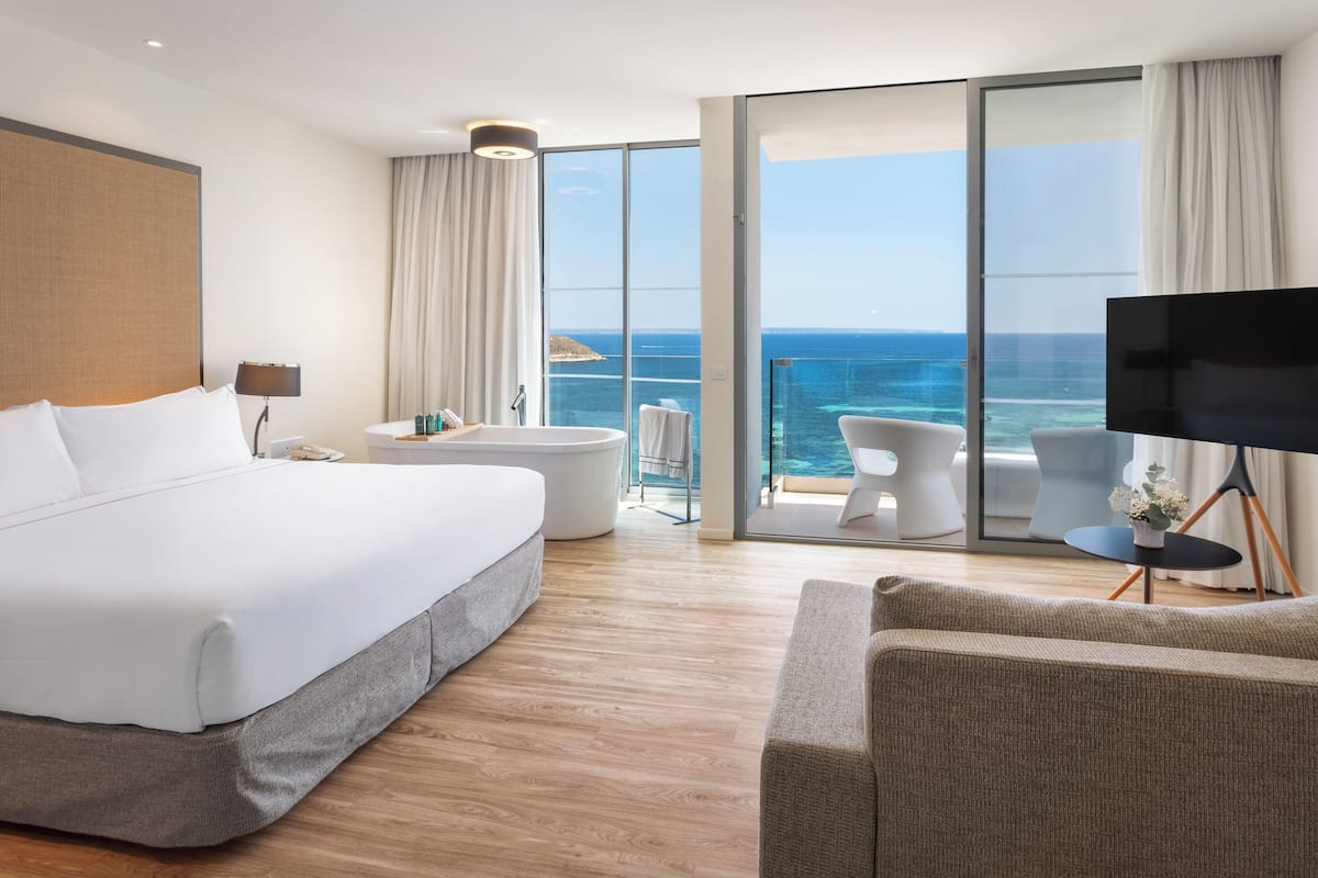 1 bedroom, premium bedding, minibar, in-room safe