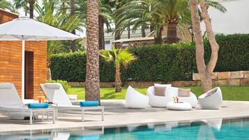 Una piscina techada, 5 piscinas al aire libre