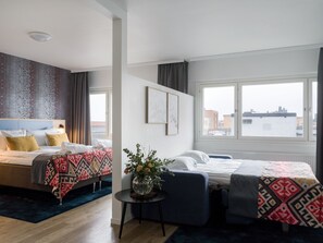 Minibar, escritorio y espacio para trabajar con laptop 