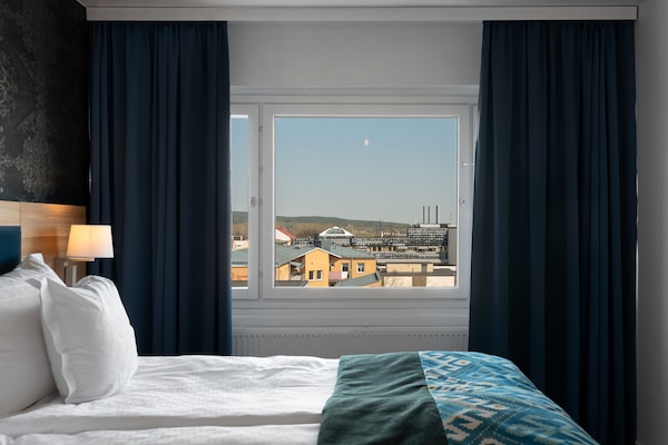 1 bedroom, minibar, desk, laptop workspace