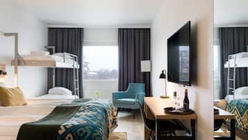 Familjerum | Minibar, skrivbord, arbetsyta för laptop och mörklÀggningsgardiner