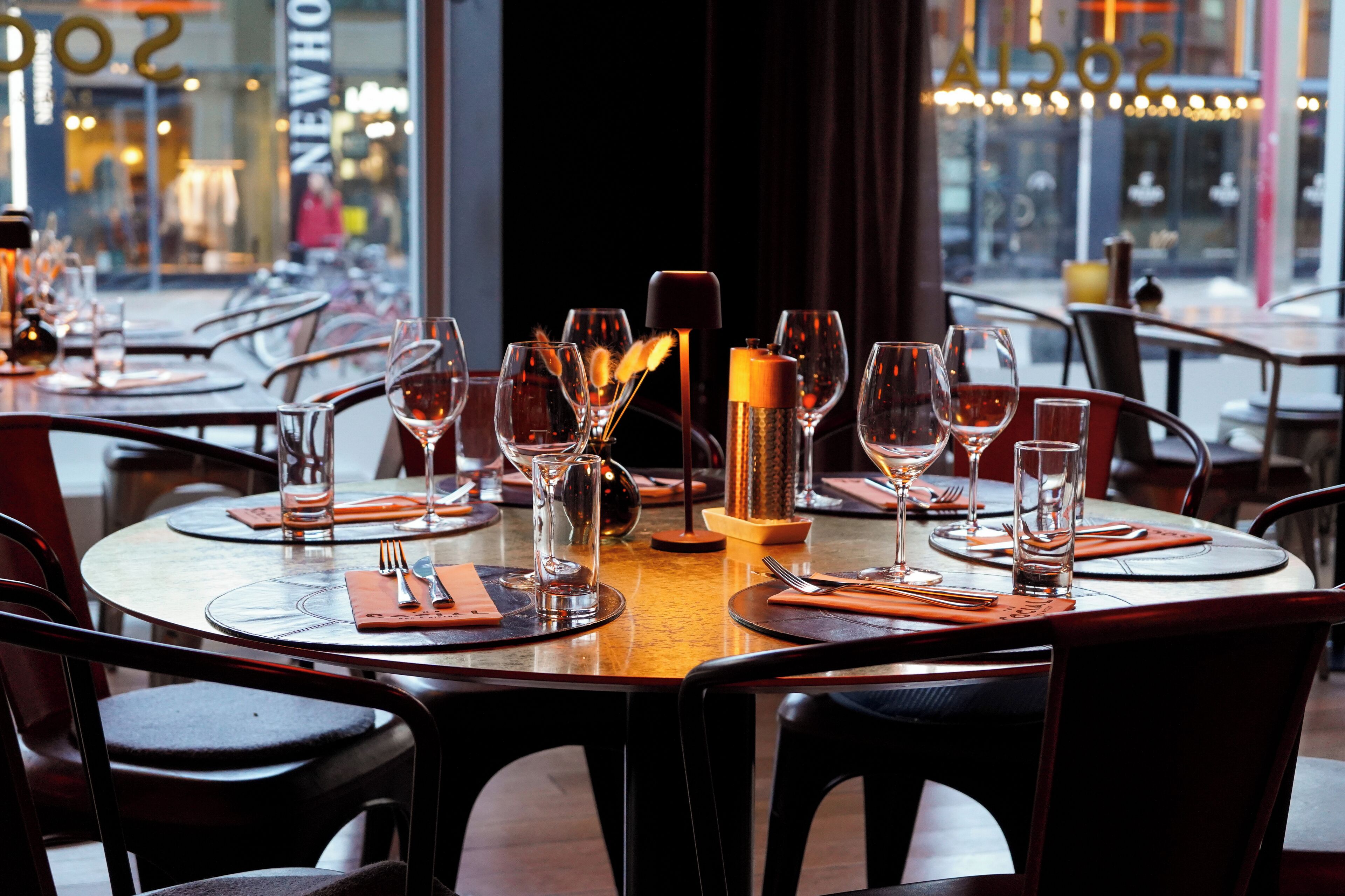 lunch, dinner, brunch served; international cuisine