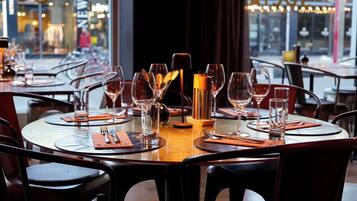 Lunch, dinner, brunch served; international cuisine