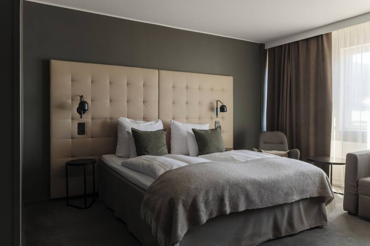 Deluxe Double Room, 1 Double Bed, Non Smoking | Desk, iron/ironing board, bed sheets
