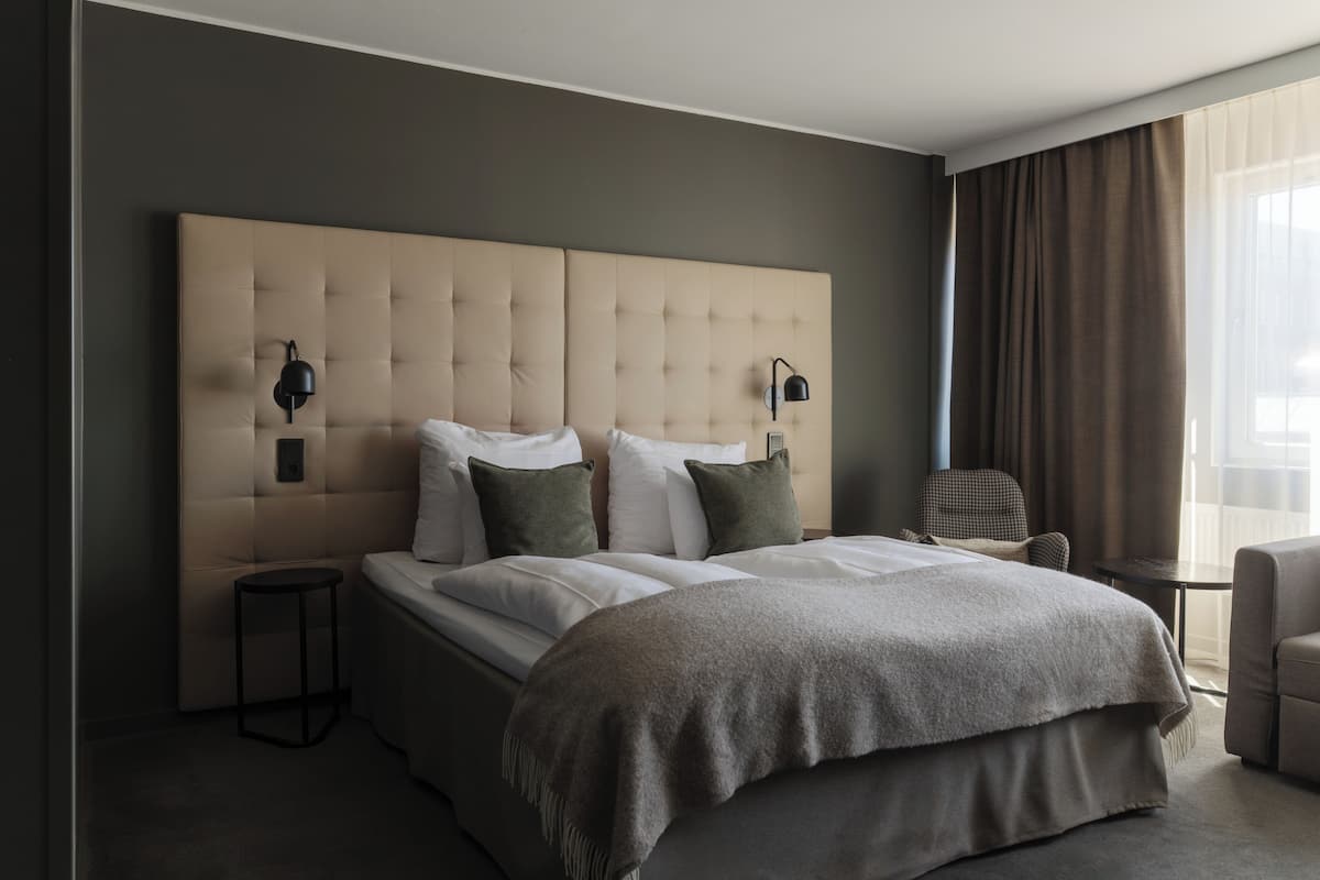 Deluxe Double Room, 1 Double Bed, Non Smoking | Desk, iron/ironing board, bed sheets