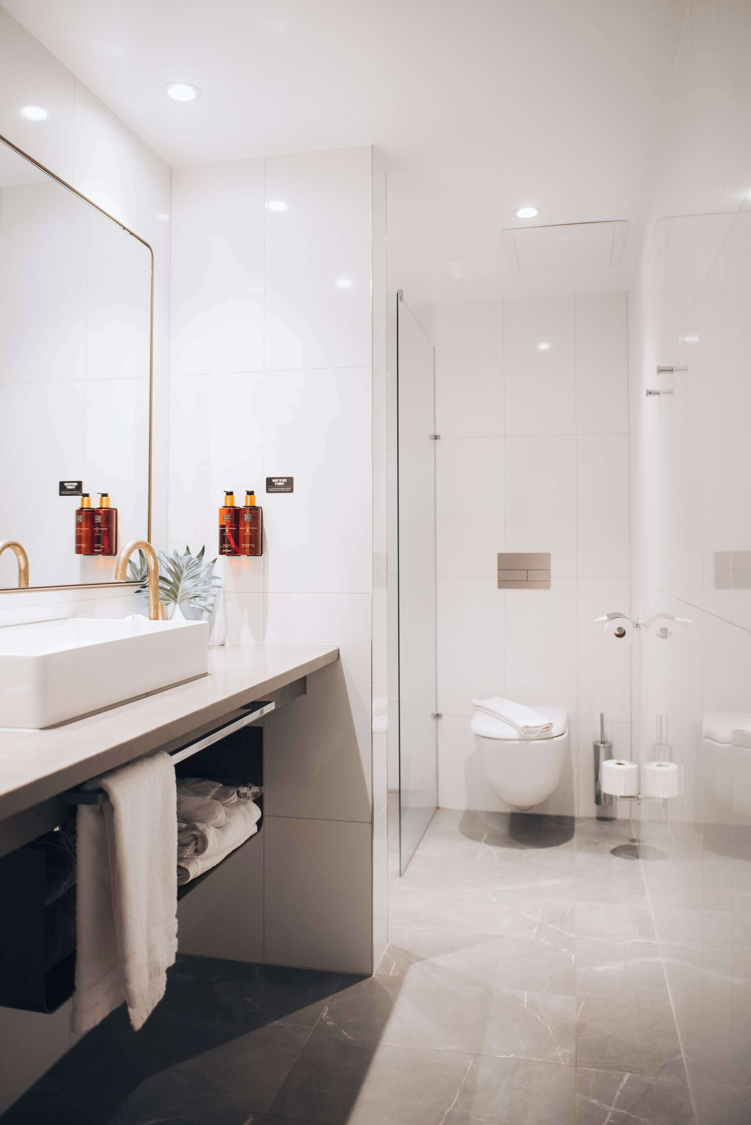 deluxe double room, 1 double bed, non smoking | desk, iron/ironing board, bed sheets