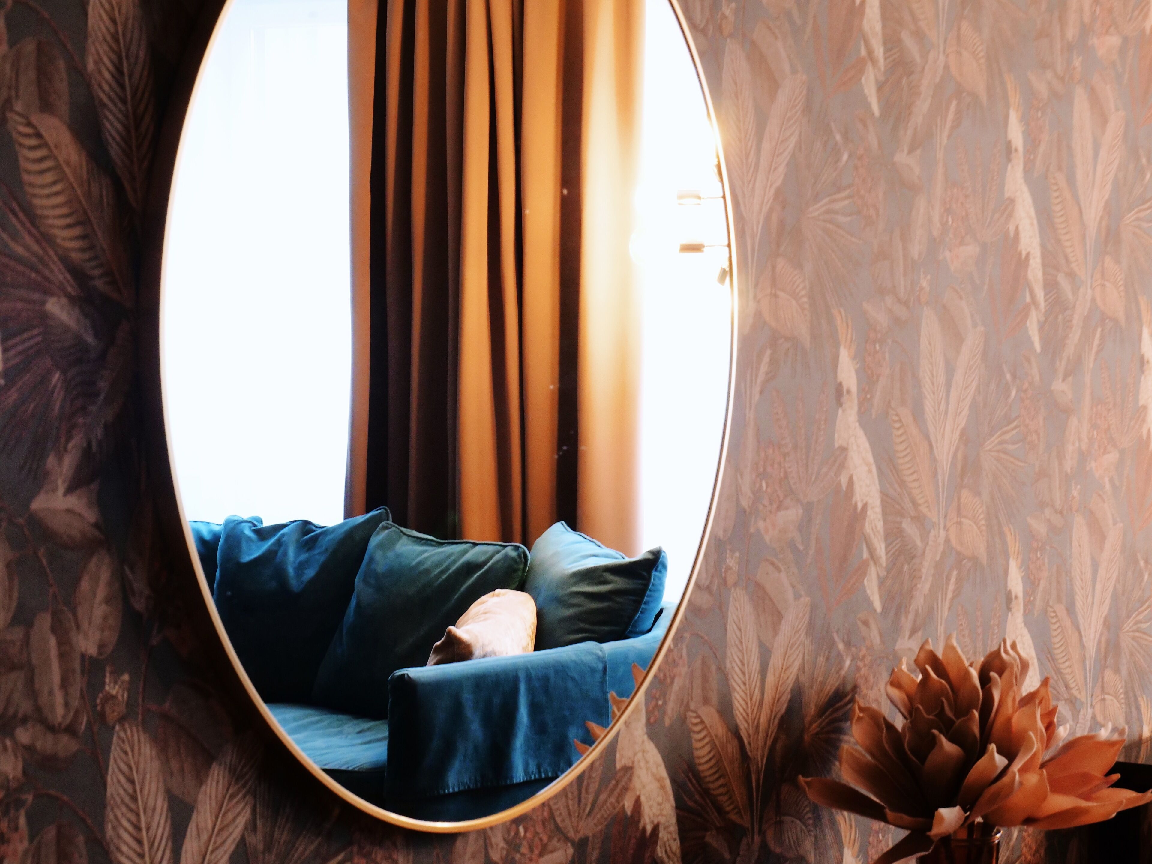 suite, 1 double bed, non smoking | living area | flat-screen tv