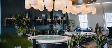 Espace de soins pour les couples, sauna, bain à remous, soins corporels