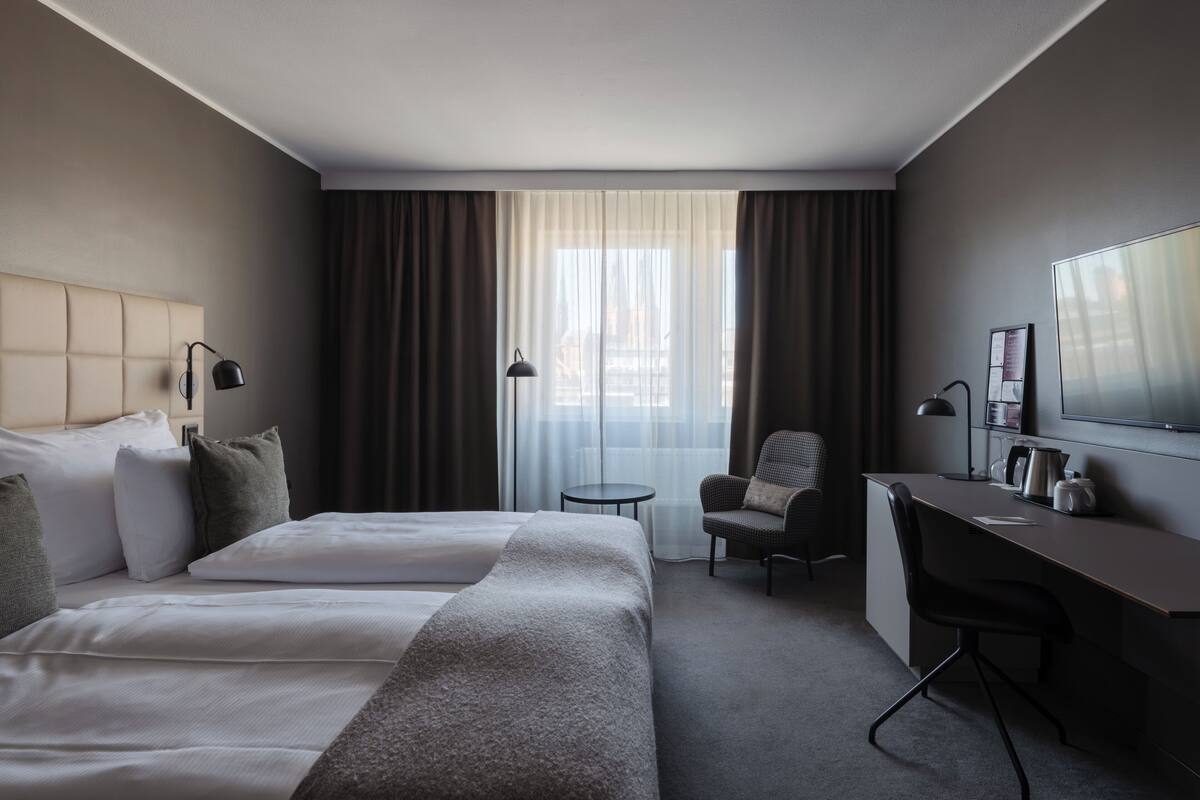 Standard Room, 1 Double Bed, Non Smoking | Desk, iron/ironing board, bed sheets