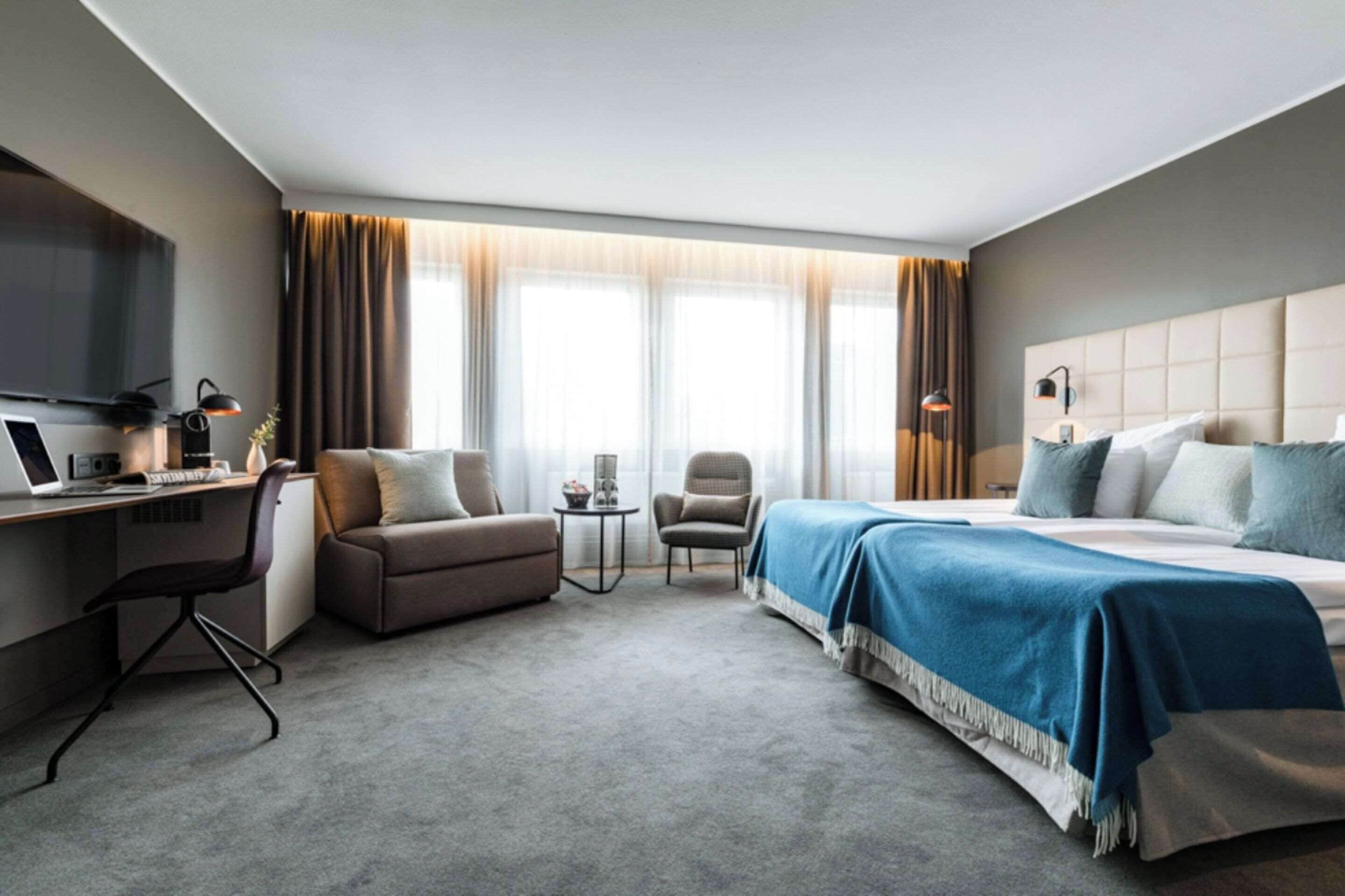 deluxe double room, 1 double bed, non smoking | desk, iron/ironing board, bed sheets