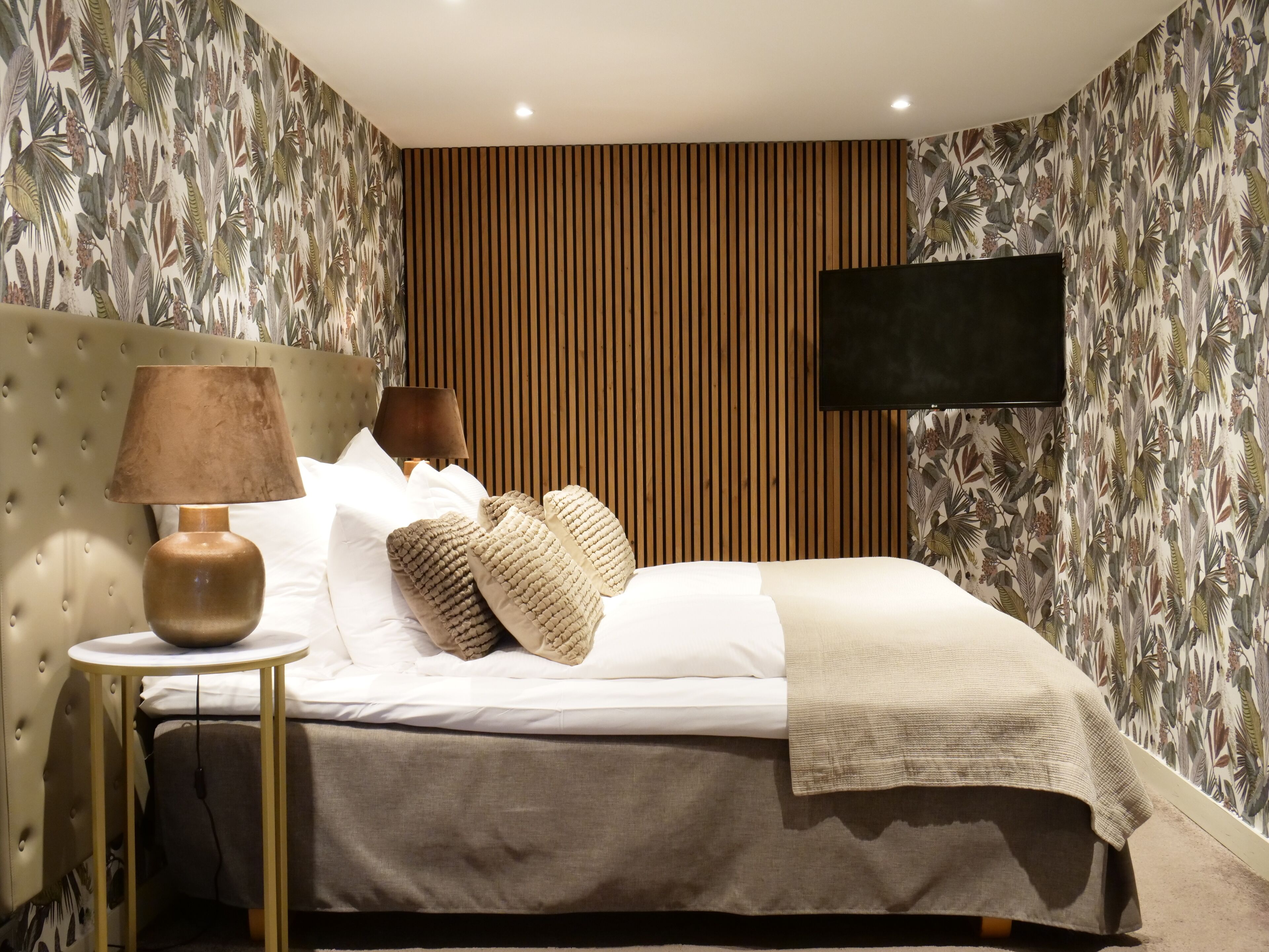 Suite, 1 Double Bed, Non Smoking | Desk, iron/ironing board, bed sheets