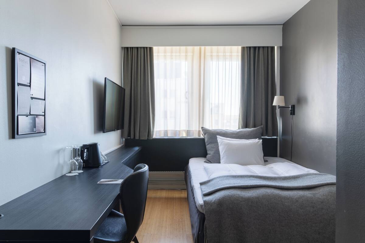 Compact Double | Desk, iron/ironing board, bed sheets
