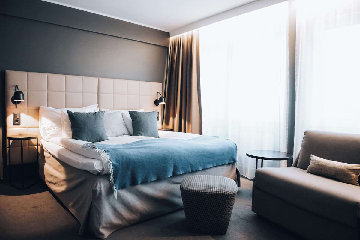 Habitación Deluxe doble, 1 cama doble, no fumadores | Escritorio, tabla de planchar con plancha, ropa de cama