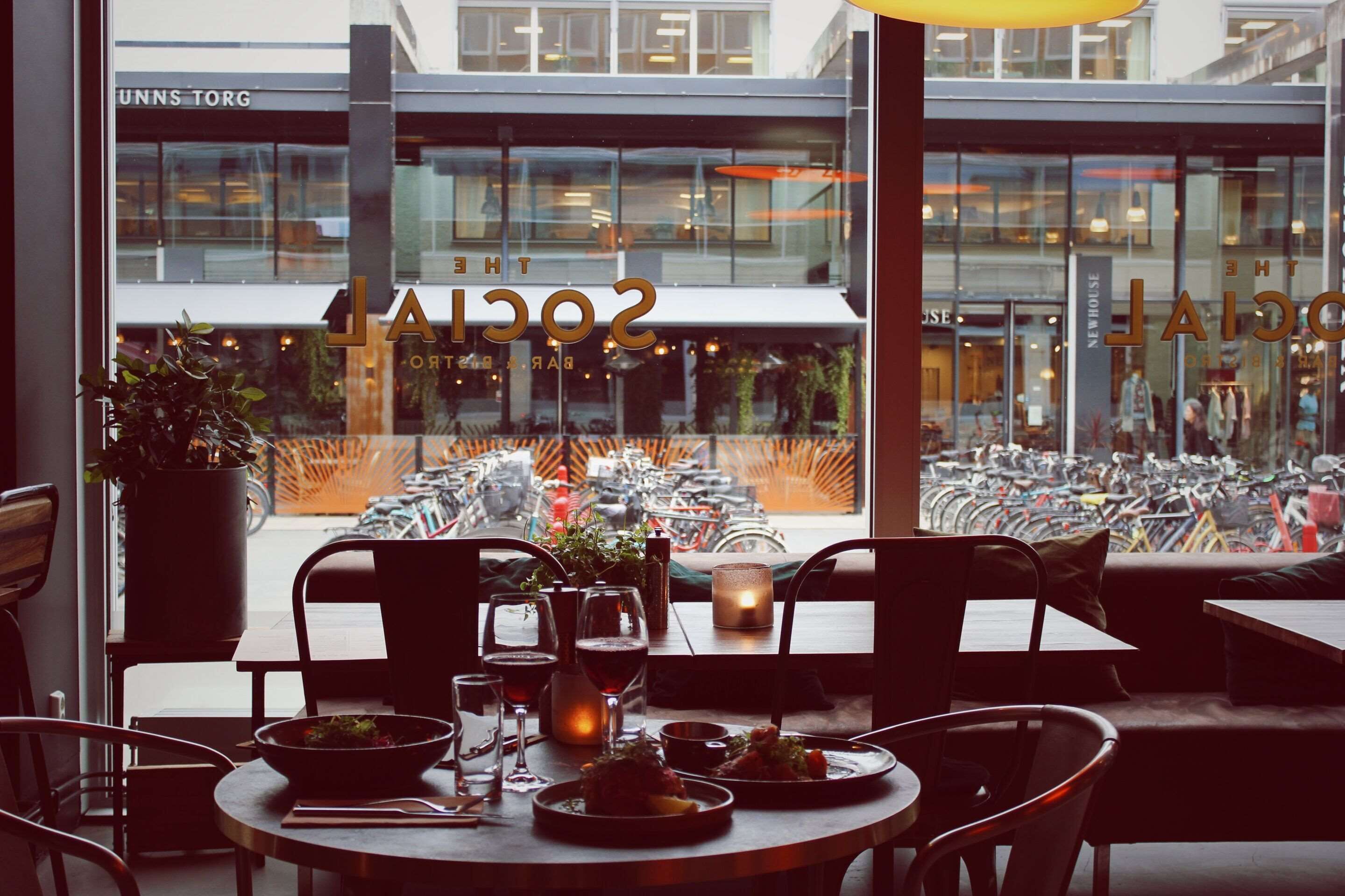 حيث تُقدم وجبات الغداء، العشاء، الإفطار المتأخر، الأطباق العالمية