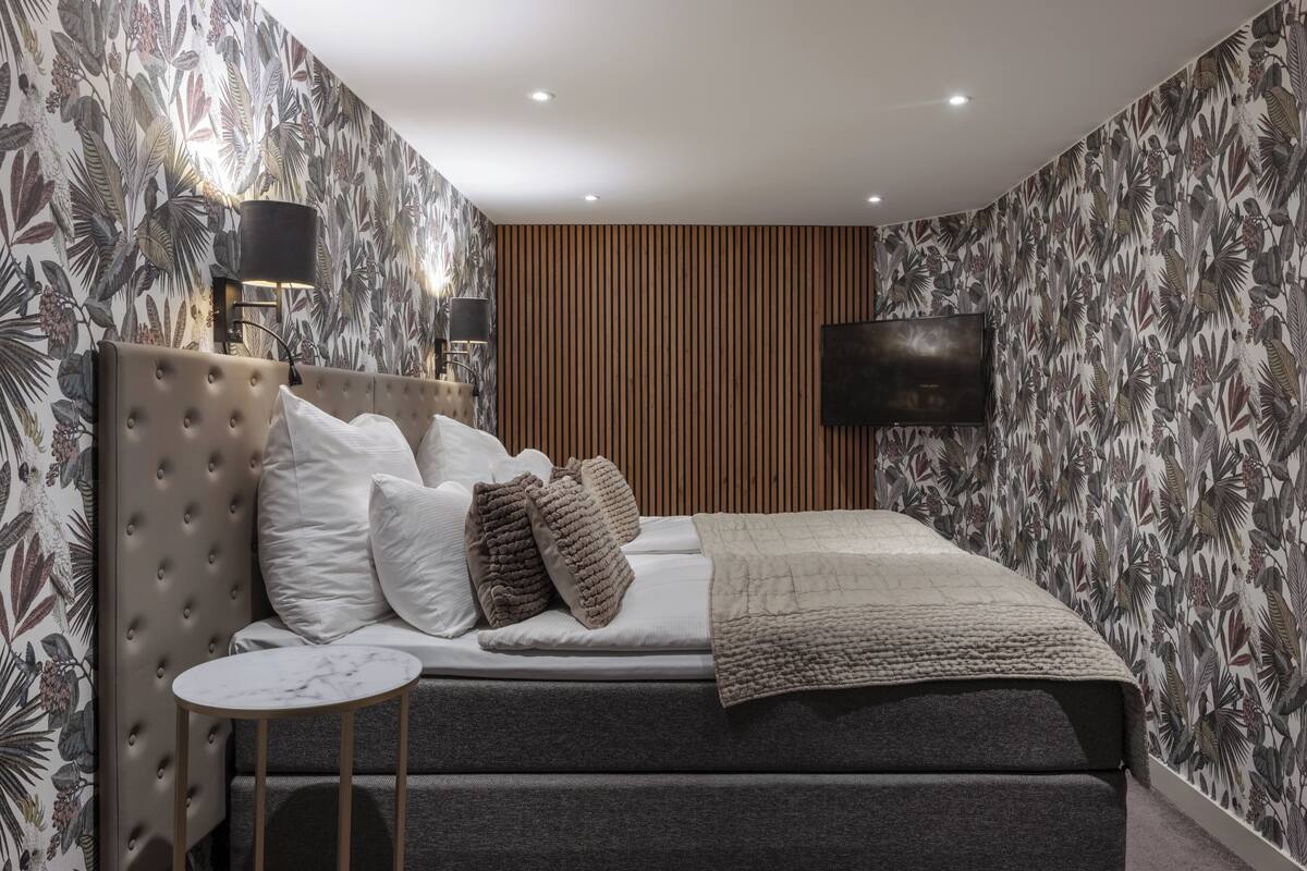 Suite, 1 Double Bed, Non Smoking | Desk, iron/ironing board, bed sheets