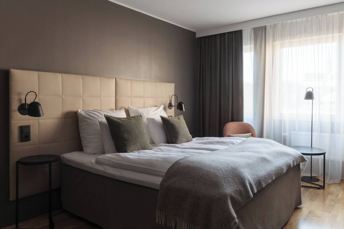 Superior Room, 1 Double Bed, Non Smoking | Desk, iron/ironing board, bed sheets