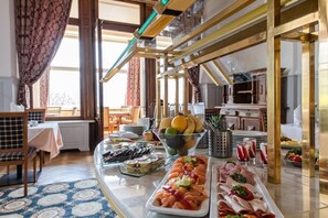 Free daily buffet breakfast