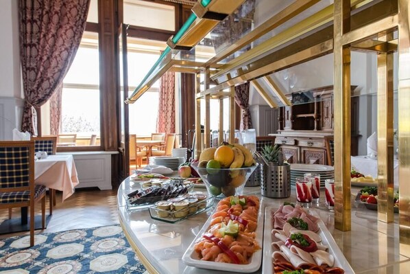 Free daily buffet breakfast