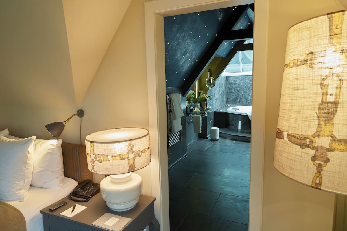 suite (etoile) | bathroom | designer toiletries, hair dryer, bathrobes, slippers