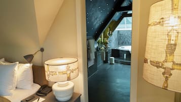 Suite (Etoile) | Salle de bain | Articles de toilette de luxe, sèche-cheveux, peignoirs, chaussons