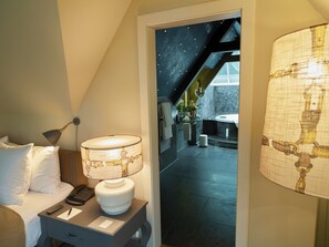 Suite (Etoile) | Badezimmer | Designer-Toilettenartikel, Haartrockner, Bademäntel, Hausschuhe