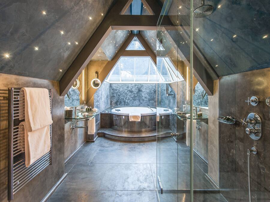 Articles de toilette de luxe, sèche-cheveux, peignoirs, chaussons