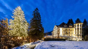 Voorkant accommodatie - avond/nacht