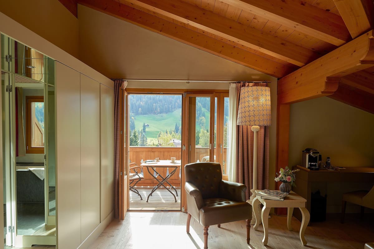 Premium bedding, down duvets, free minibar, in-room safe